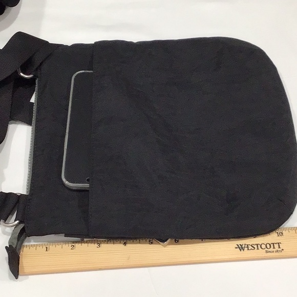 Baggallini fabric multiple pocket crossbody bag - Picture 9 of 10